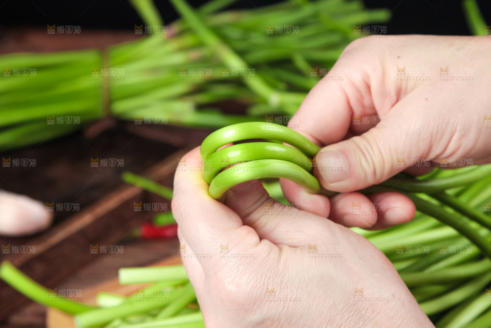 手拿新鲜蒜苔