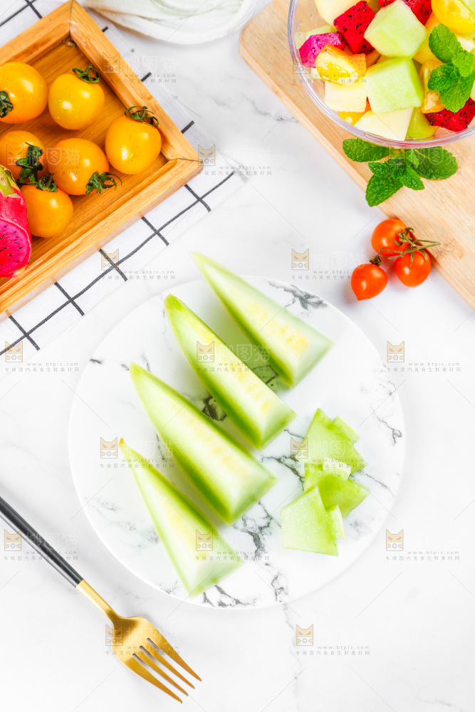 盘子里放着切开的玉菇甜瓜