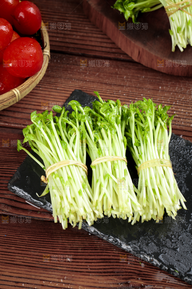 黑石板上的豌豆芽苗菜