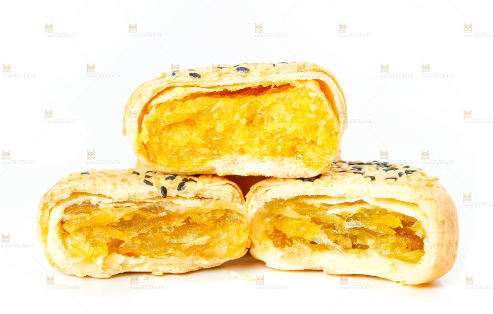 掰开的酥饼放在白底上