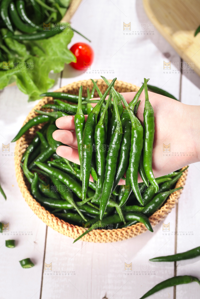 手拿新鲜青米椒