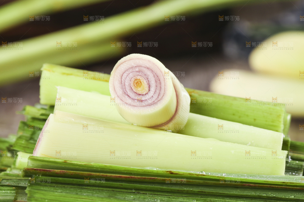 一碗香茅草放在木底上