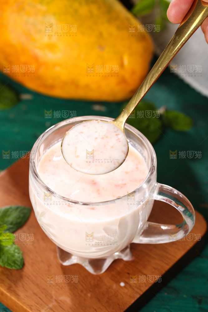 碗里装着牛奶木瓜