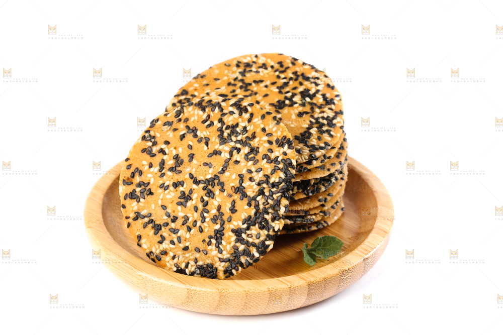 盘子里装着炭烤芝麻饼