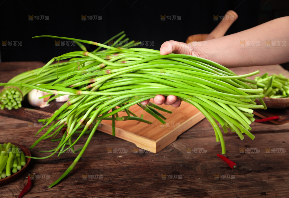 手拿新鲜蒜苔