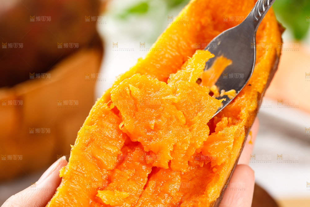 叉子上的蜜薯