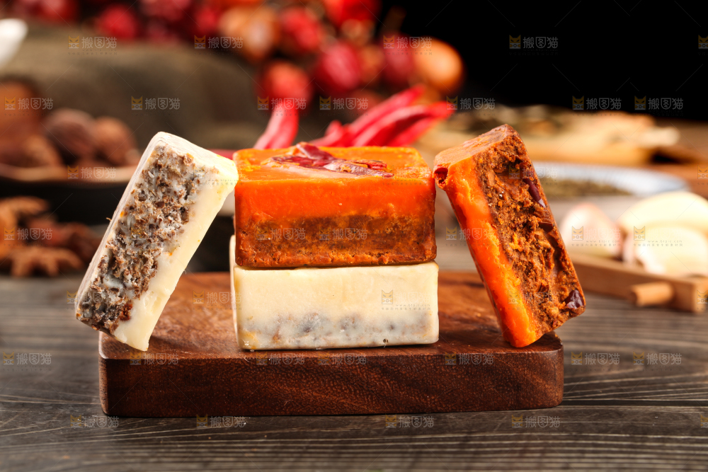 深底上放着鸳鸯火锅底料