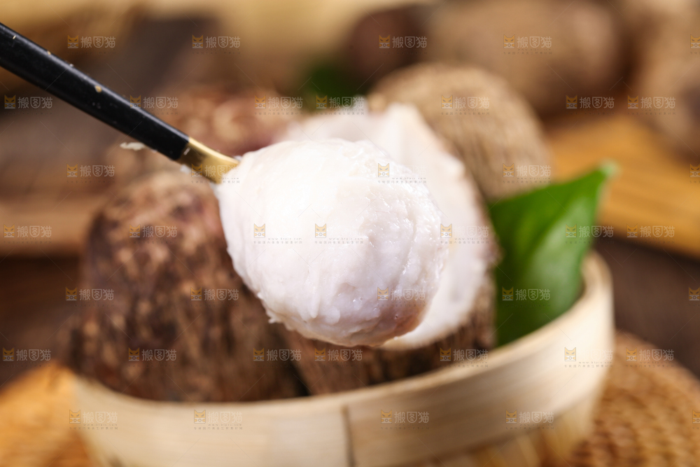 竹底上的牛奶毛芋头