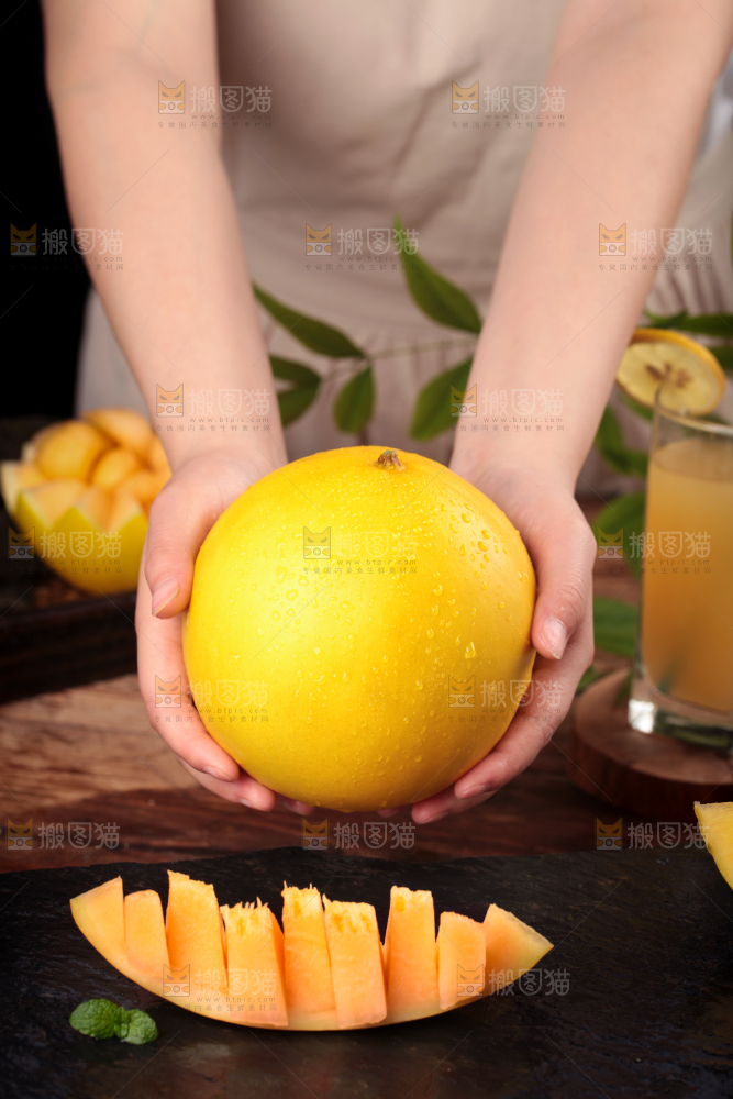 手拿新鲜的黄河蜜瓜