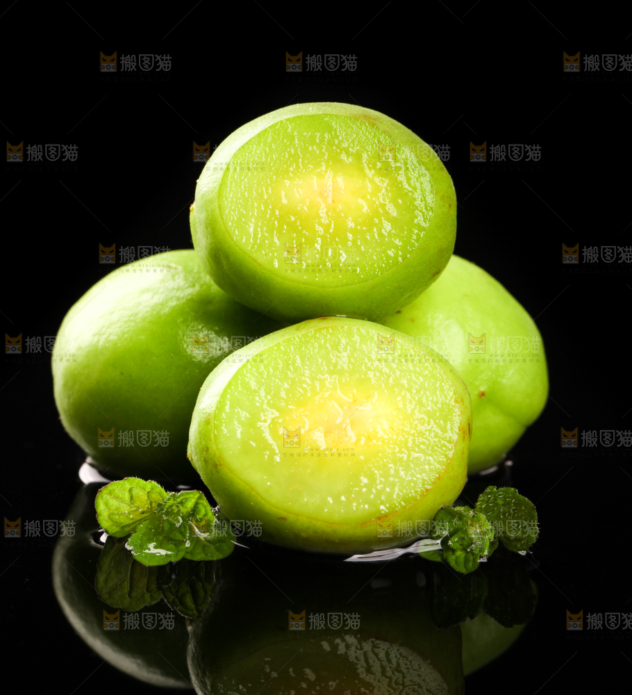 黑底上放着云南大理青梅