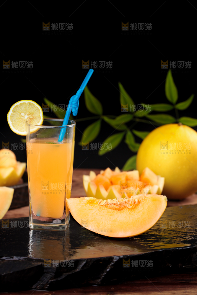 黑石板上放着一杯黄河蜜瓜果汁