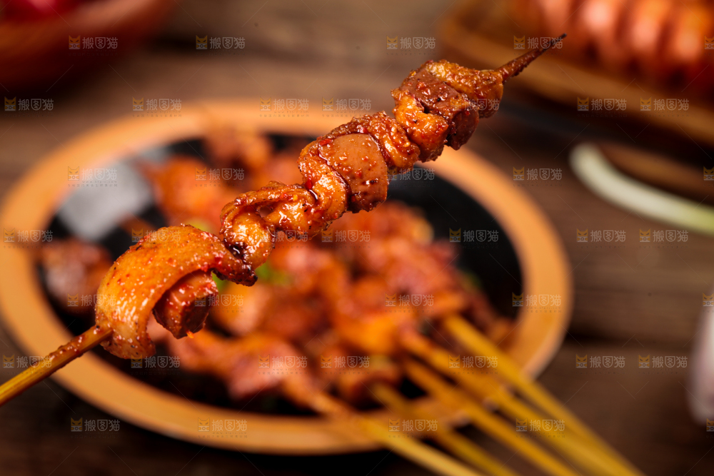深底上的烤肉串