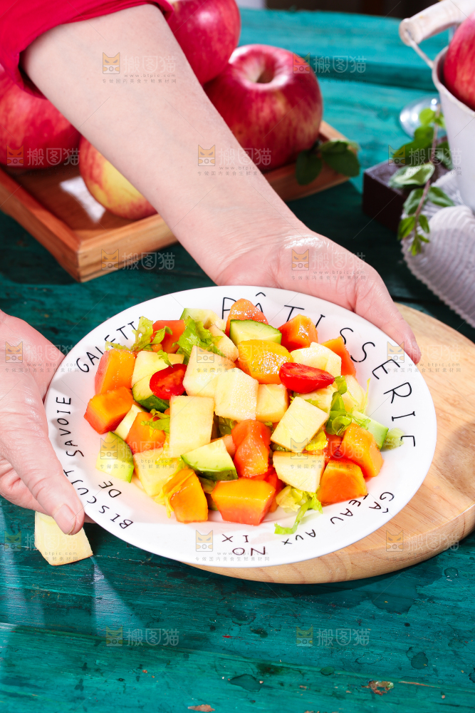 盘子里装着水果沙拉