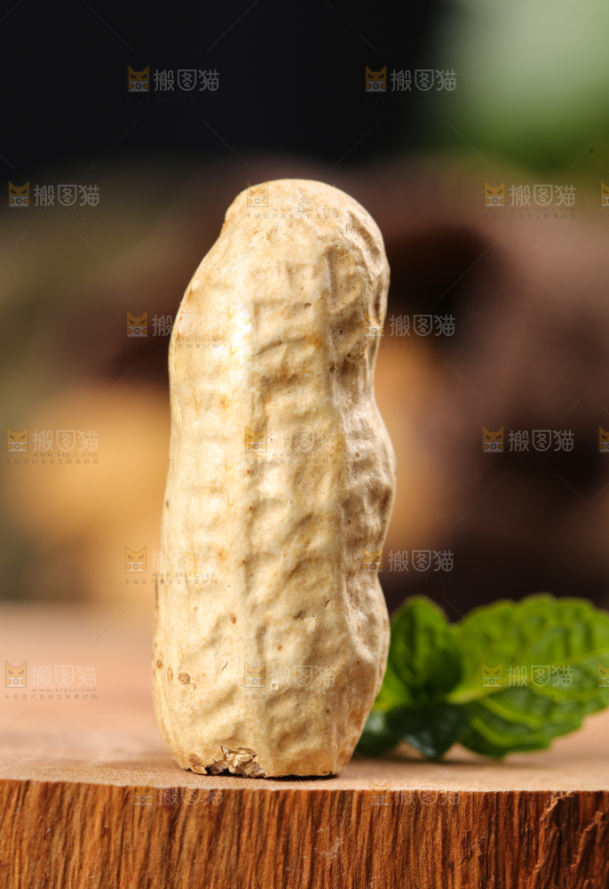 木底上放着新鲜红皮花生