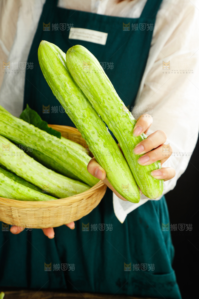 手拿白玉黄瓜