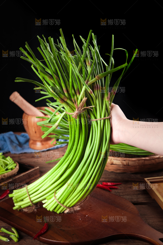 手拿新鲜蒜苔