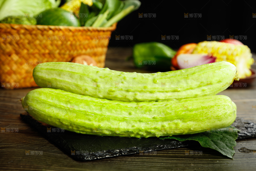 深底上的新鲜白玉黄瓜