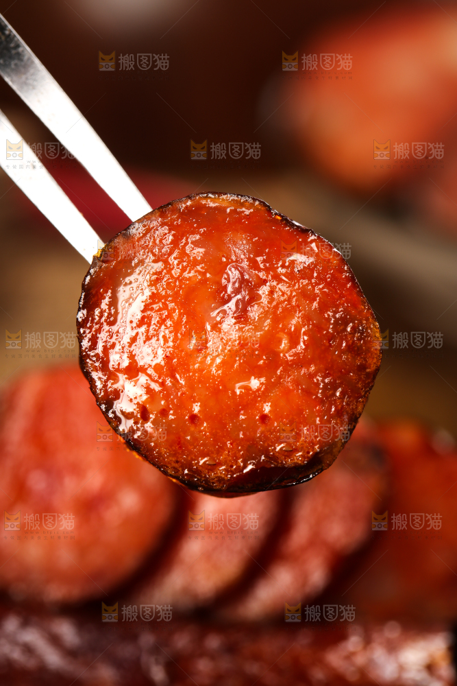 叉子上叉着熏肉肠
