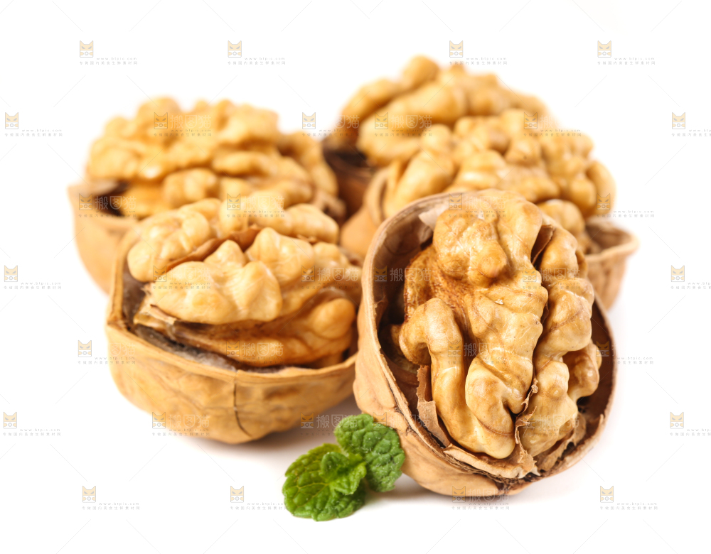 白底上剥开的薄壳核桃