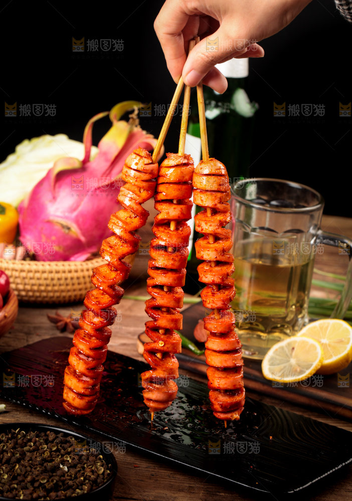手拿火腿肠烤串