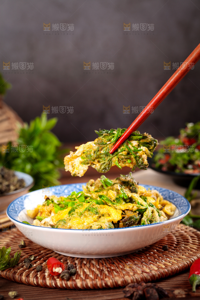 筷子夹着花椒芽炒鸡蛋