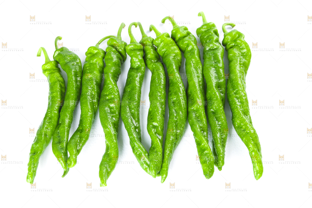 白底上摆放着青螺丝椒