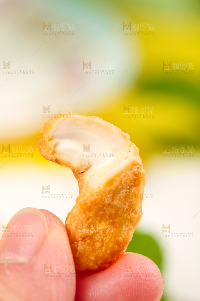 手拿腰果