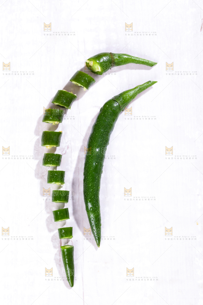 白底上切开的青辣椒
