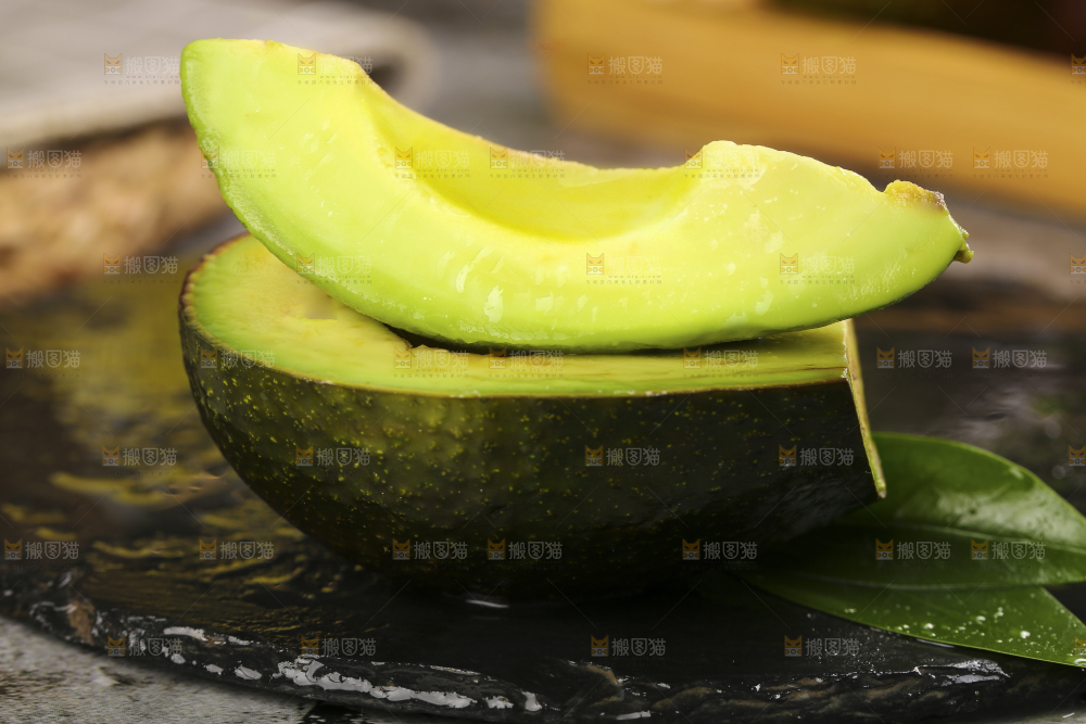 叉子叉着牛油果果肉