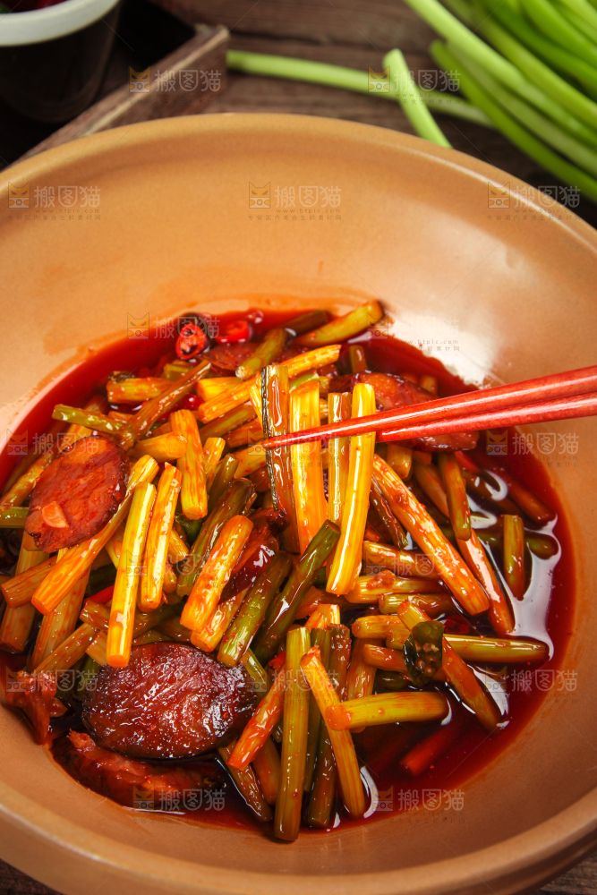筷子夹着蒜苔炒腊肠