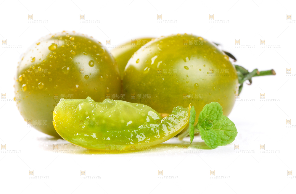 切开的青口蜜圣女果放在白底上