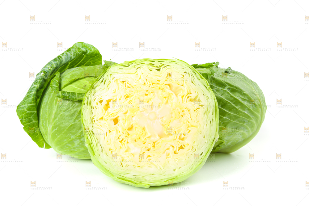 白底上放着切开的包菜