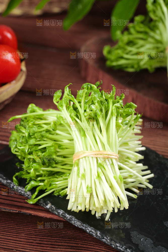 黑石板上的豌豆芽苗菜