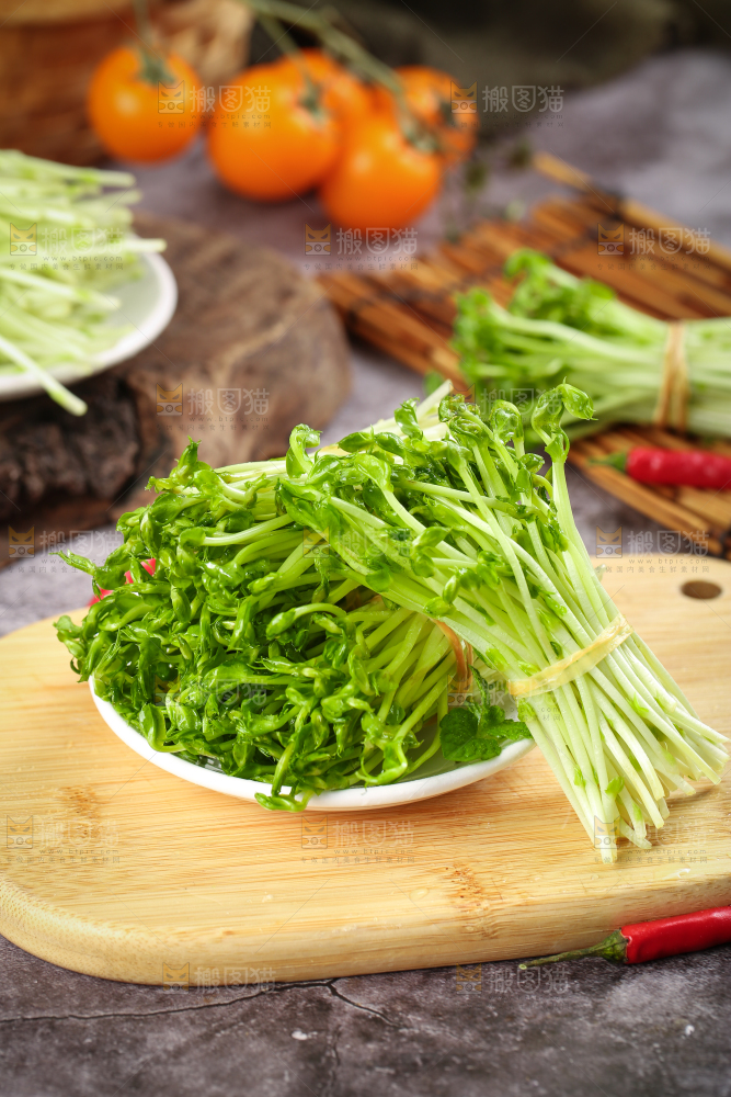 木板上放着豌豆芽