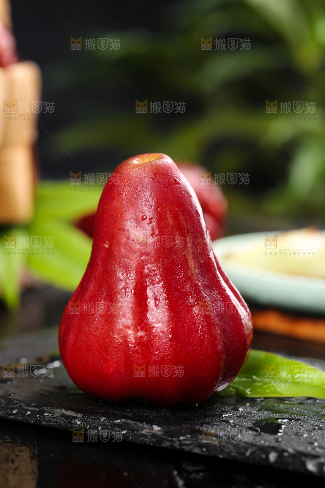 黑底上放着新鲜的莲雾