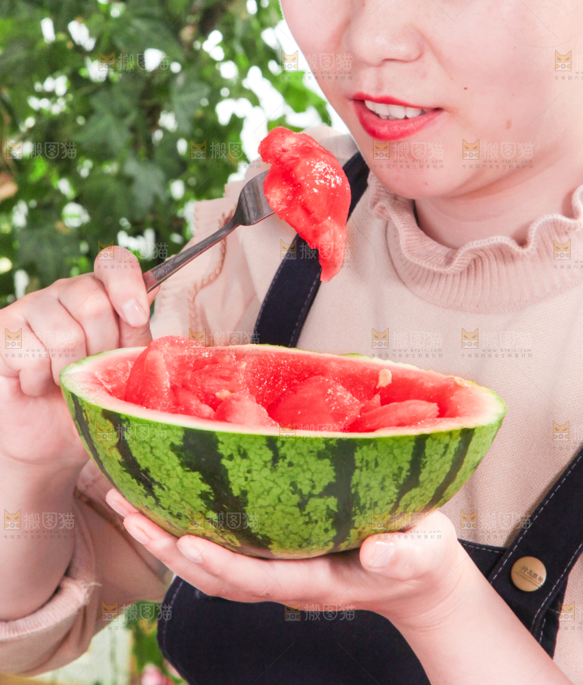 叉子叉着西瓜果肉