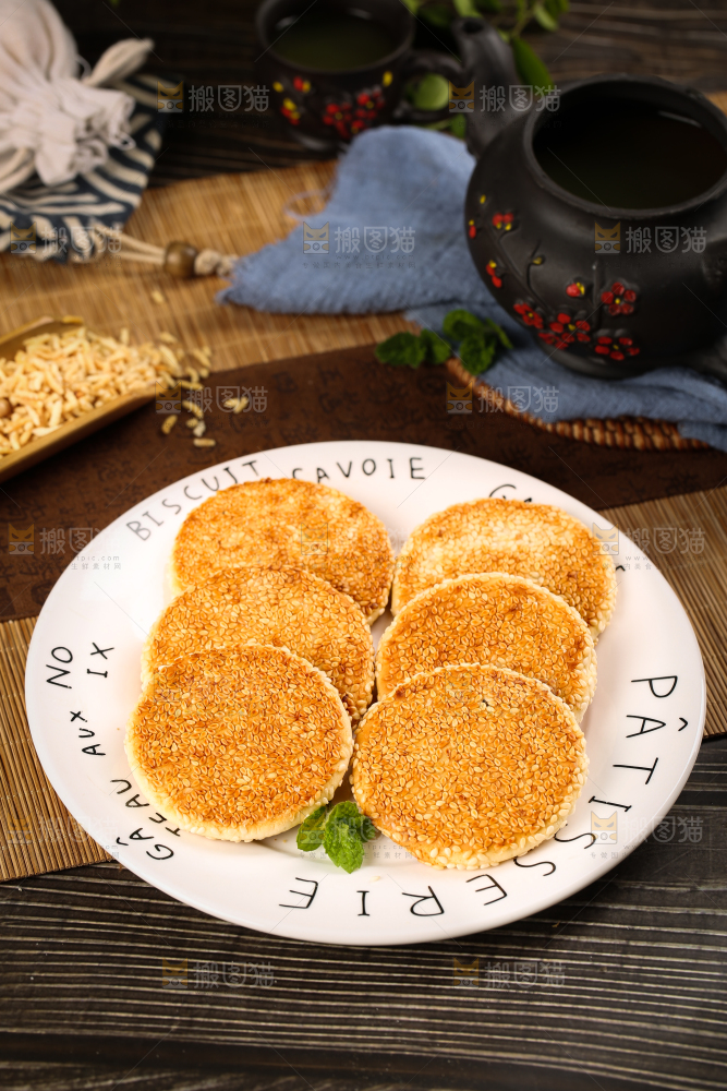 盘子里装着小饼子