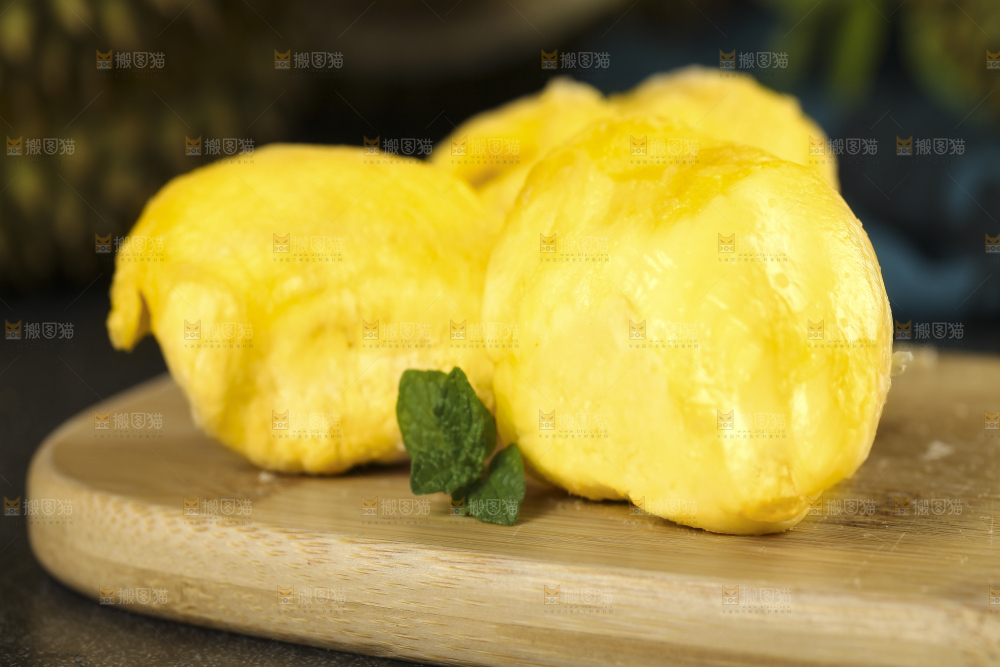木板上放着榴莲果肉