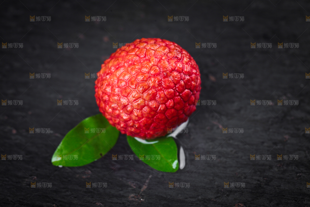 深底上的新鲜荔枝