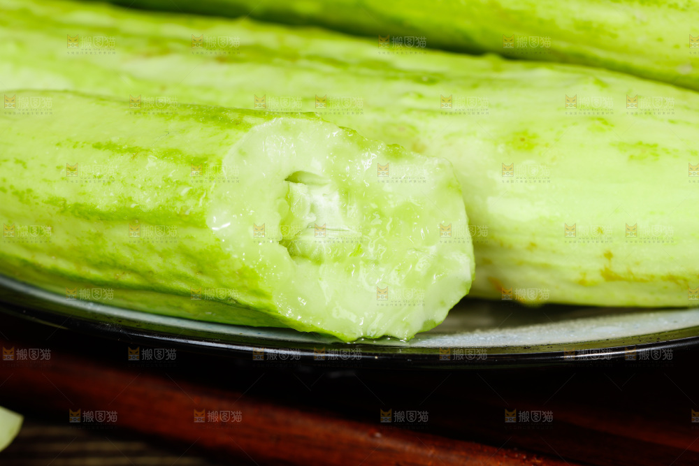 深底上的白玉黄瓜