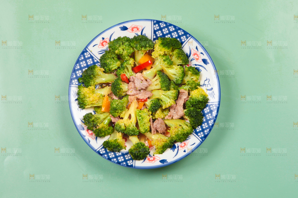浅底上放着一盘西兰花炒肉