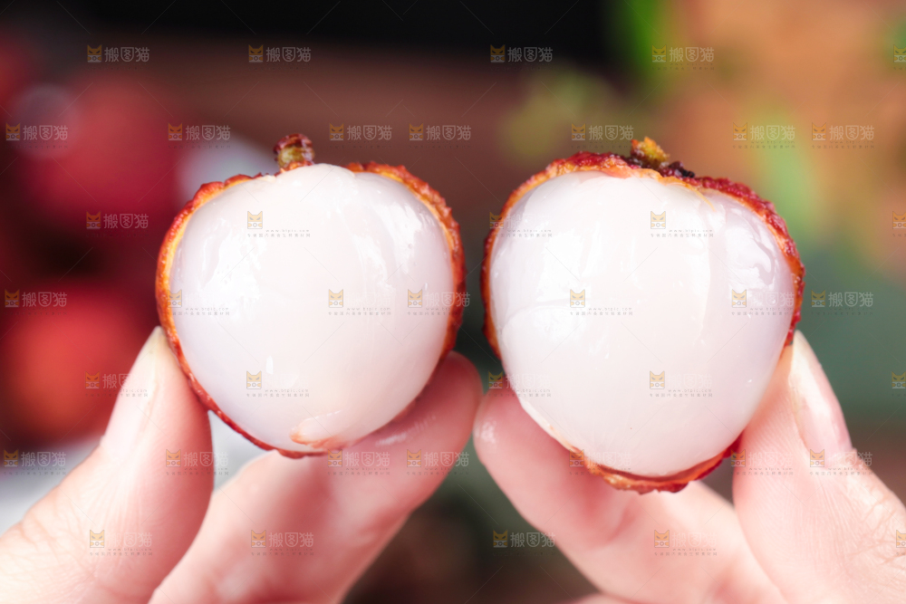 手拿剥皮的荔枝