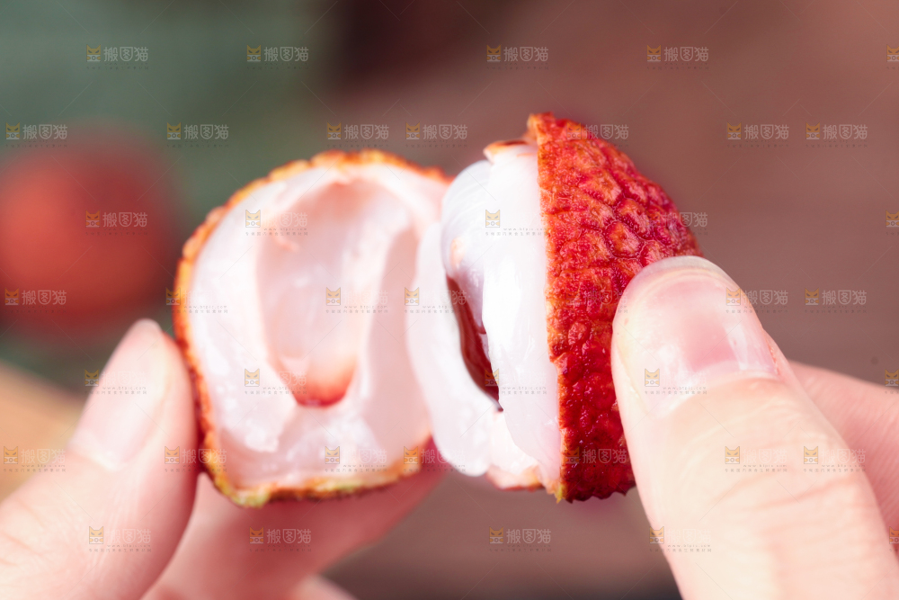 手拿掰开的荔枝