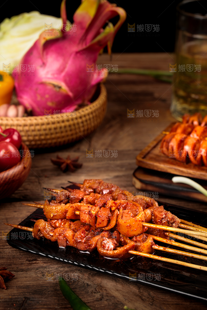 木底上放着一盘烤肉串