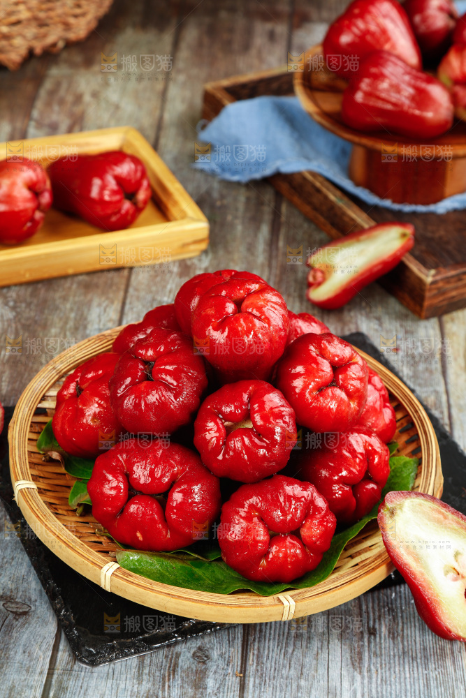 黑石板上放着一盘海南莲雾