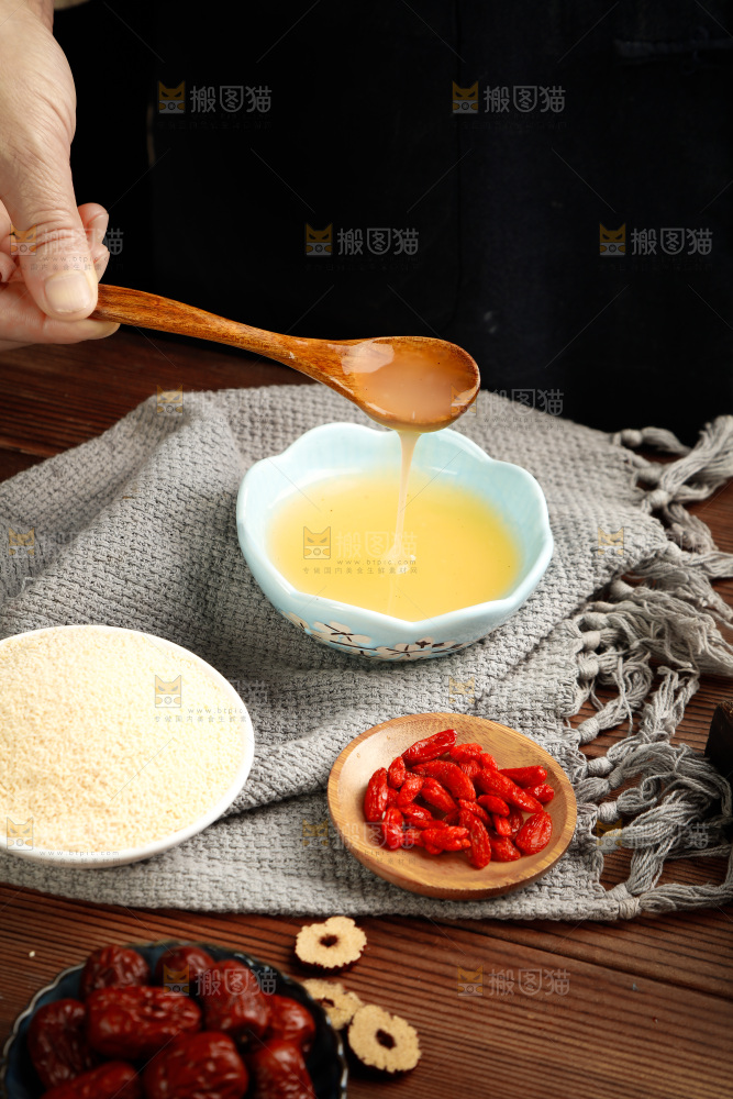 木底上放着一碗手工葛根粉