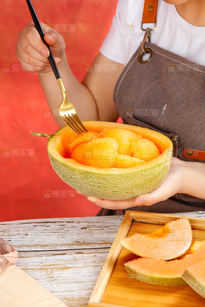 手拿新疆哈密瓜