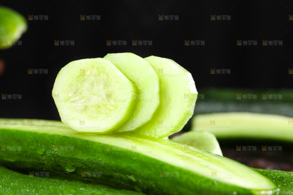 木板上放着水果小黄瓜