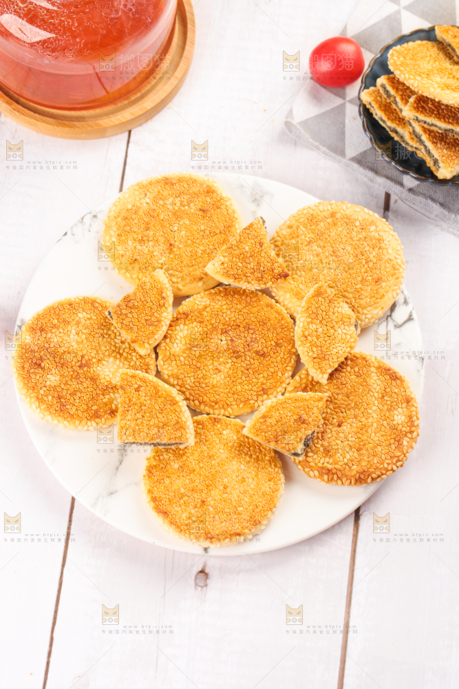 盘子里装着芝麻饼