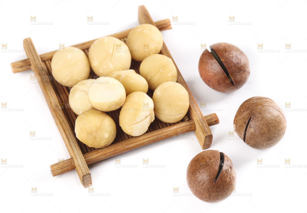 白底上放着奶油味夏威夷果